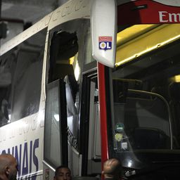 Huliganski pir u Marseju: Kamenovali autobus Liona, treneru razbijena glava! /VIDEO/