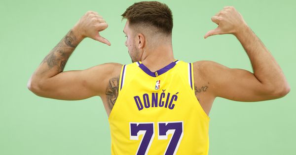 Luka Dončić kupio 103 poklona! Iskeširao je novac da časti ceo kolektiv Lejkersa za praznike /VIDEO/