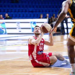 Au, šta je pogodio čovek? Hrvat koji je srušio Partizan i Zvezdu pao na parket, pa se odlučio za neverovatan potez /VIDEO/