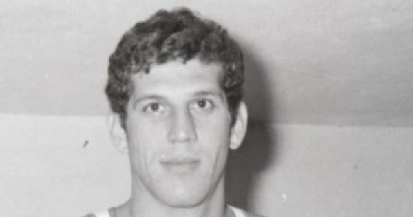 S krova hotela Jugoslavije bacio poklone, pa dobio zabranu igranja: Preminuo "Imperator" grčke košarke