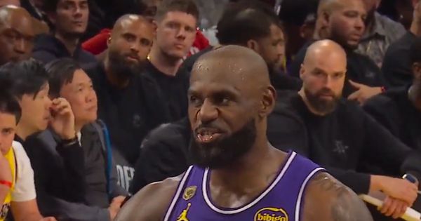 Lebron u klinču sa "bejbi Jokićem" tokom poraza Lejkersa! /VIDEO/