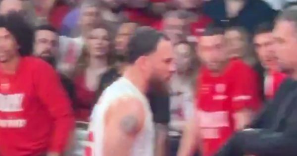 Skandal: Džejms isključen, pokazao sudijama da su uzele mito! Sad čekamo da uzme telefon /VIDEO/