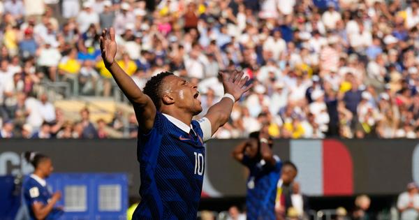 FRANCUSKA – ŠVEDSKA Stativa sprečila gol Mundijala, ali nije strelu moćnog Mbapea: Ludački meč u Nju Džersiju! /VIDEO/