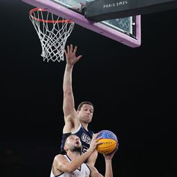 Basketaši pokazali silu od starta OI! Srbija posle spektakla i velike borbe savladala SAD u derbiju