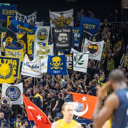 VELIKI SKANDAL U ISTANBULU Navijači Fenerbahčea napali sudije na meču Evrolige /VIDEO/