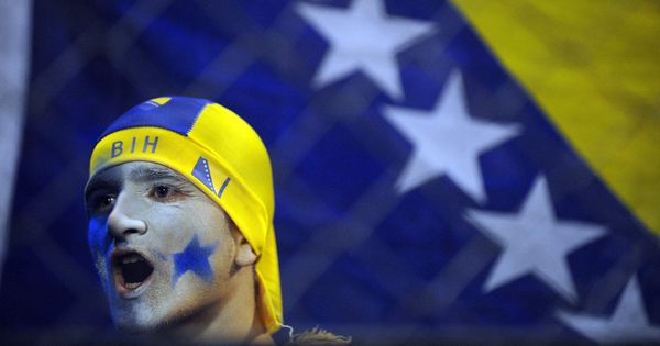 Dino živi tik uz stadion, a njegov prozor postao je najviralnija stvar na internetu: Nudili su mi novac, Ladu Nivu i dve tone peleta da im iznajmim stan!