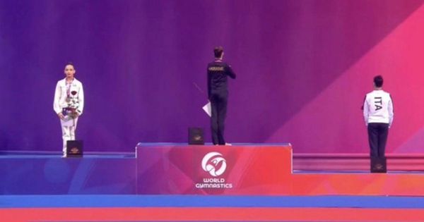 Ruska gimnastičarka na postolju okrenula leđa ukrajinskoj zastavi