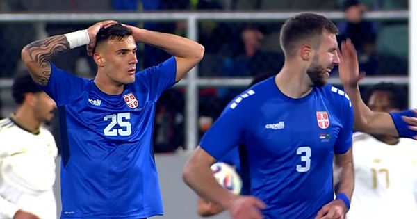 Gleda i ne veruje: Urnebesna scena u prenosu, ovako je Stanković reagovao na makazice Pavlovića /VIDEO/