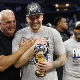 To može samo Luka Dončić! Uništio Vulvse, odveo Dalas u finale NBA i odmah otišao na pivo sa ocem /VIDEO/