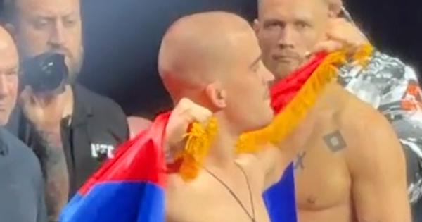 Tako je, srpski sine! Todorović izašao na merenje ogrnut trobojkom i oduševio publiku
