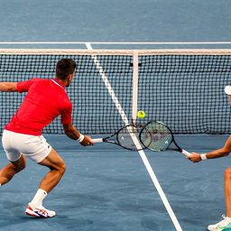 Zagrljaj, aplauz i srce: Evo kako je Novak Đoković reagovao na veliku pobedu Olge Danilović na Rolan Garosu /FOTO/