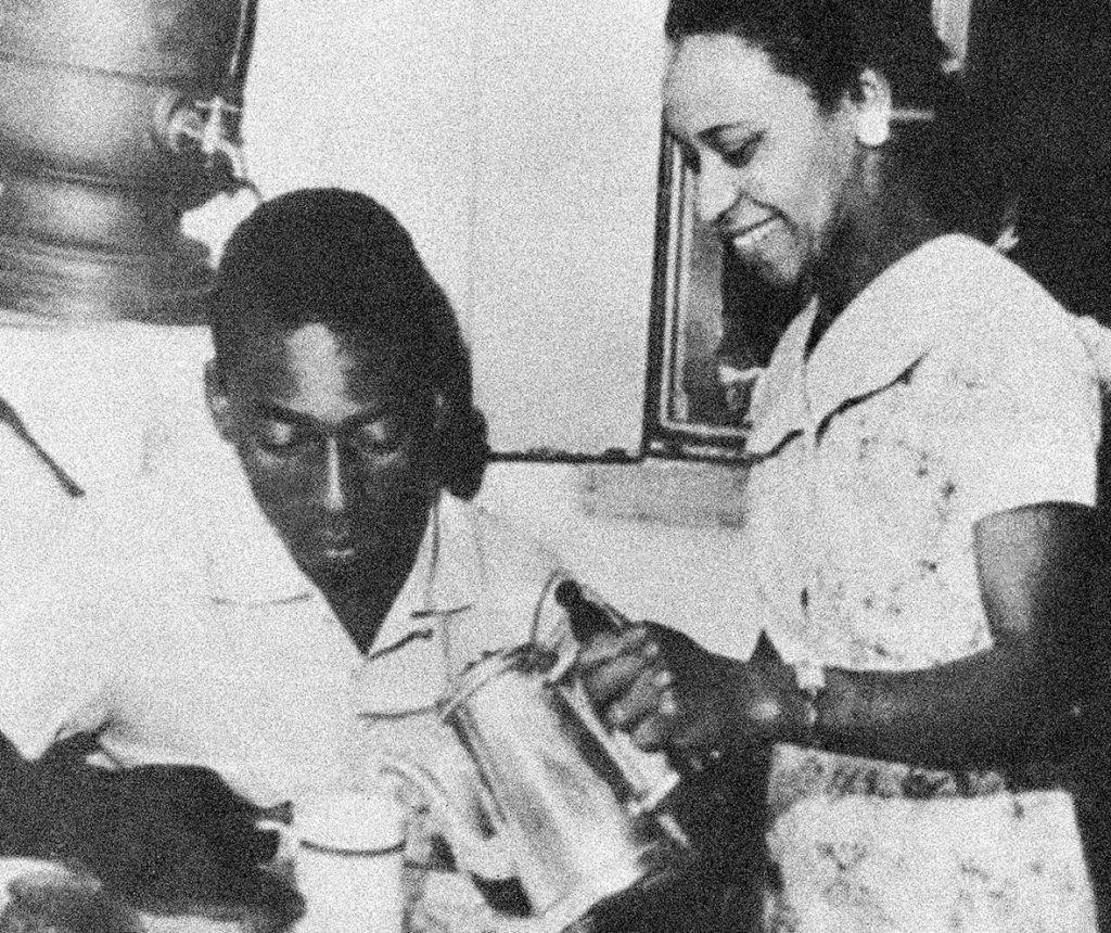 Egy 1959-es kép. Pelé már világbajnok volt, de az anyukájának azért a kisfia maradt, akinek ki kell tölteni a kávét... (Fotó: GettyImages)