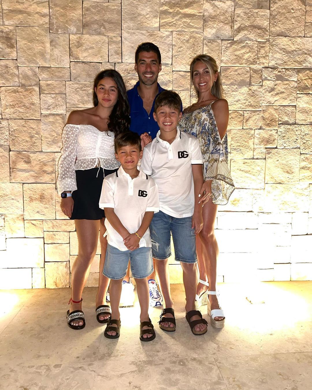 Suárez, Suárezné és egy lány, két fiú (Fotó: Instagram)