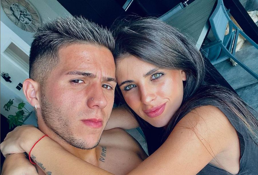 Enzo Fernandez boldogan, és szorosan öleli párját – nem véletlenül. (fotó: instagram.com/valucervantes