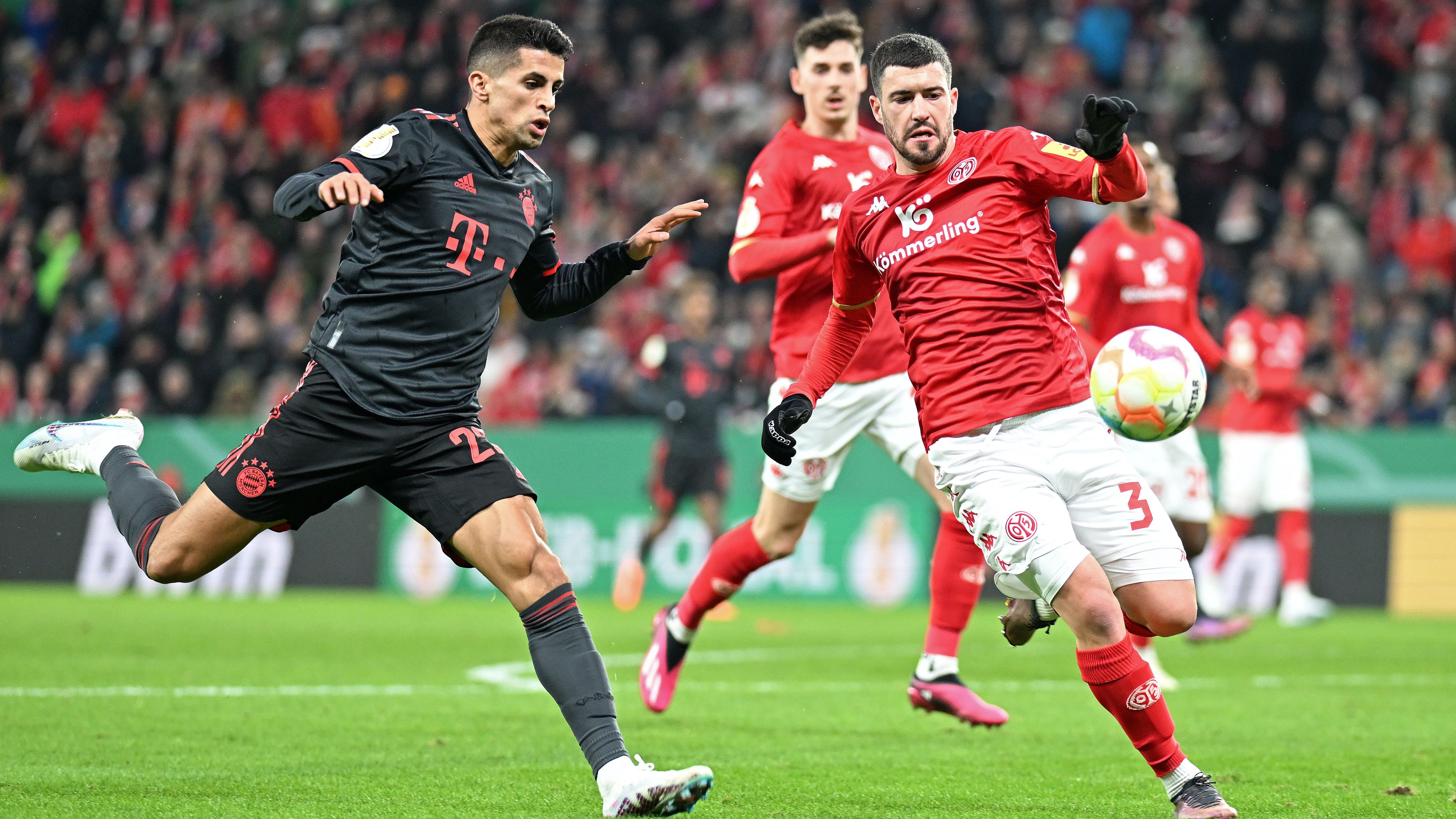 A héten szerződtetett Joao Cancelo a kezdőcsapatban kapott helyet a Bayern Münchenben a Mainz elleni Német Kupa meccsen, és mindjárt gólpasszt adott Choupo-Motingnak.