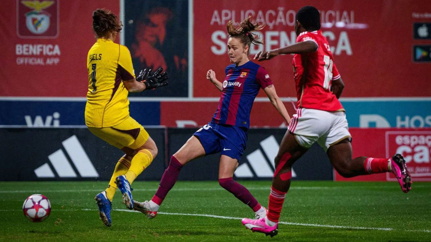 Caroline Graham Hansen (gránátvörös-kékben) duplázott a Benfica ellen, így négy góllal zárta a csoportkört (Fotó: FC Barcelona)