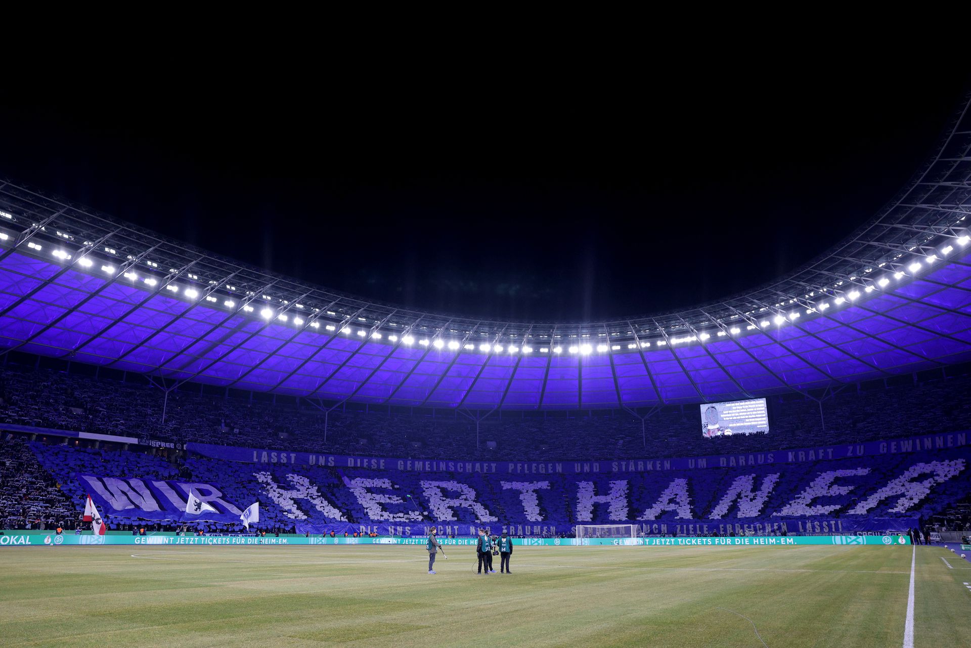 Óriási betűkkel az elhunyt elnök hitvallásának első két szava (Fotó: Getty Images)