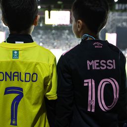 Saját térfeléről lőtt gólt az al-Naszr védője, látni kell Messi és Ronaldo reakcióját! – videóval