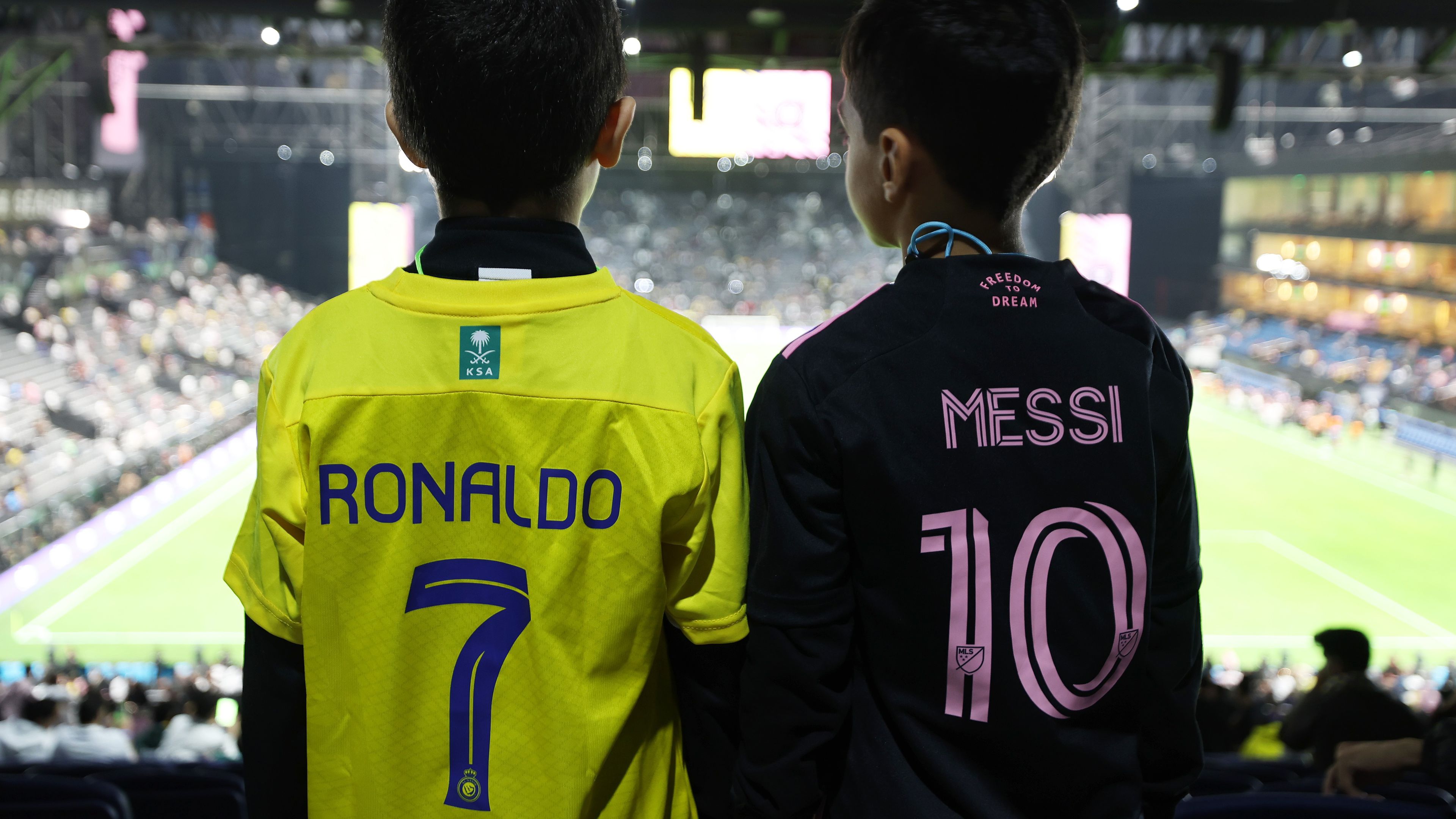 Saját térfeléről lőtt gólt az al-Naszr védője, látni kell Messi és Ronaldo reakcióját! – videóval