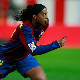 Fantasztikus ollózás: Ronaldinho 15 éve lőtte az utolsó gólját a Barcában – videóval