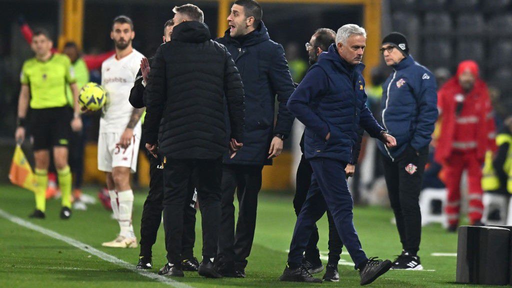 A portugál szakember (jobbra) dühösen hagyta el a pályát, kénytelen volt felülni a lelátóra. (Fotó: Getty Images)