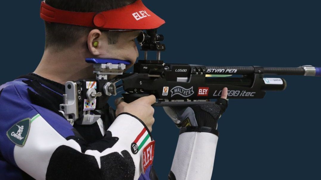 Péni István az ezüstéremmel megváltotta a párizsi replülőjegyét (Fotó: Hungarian Shooting Federation/Facebook)