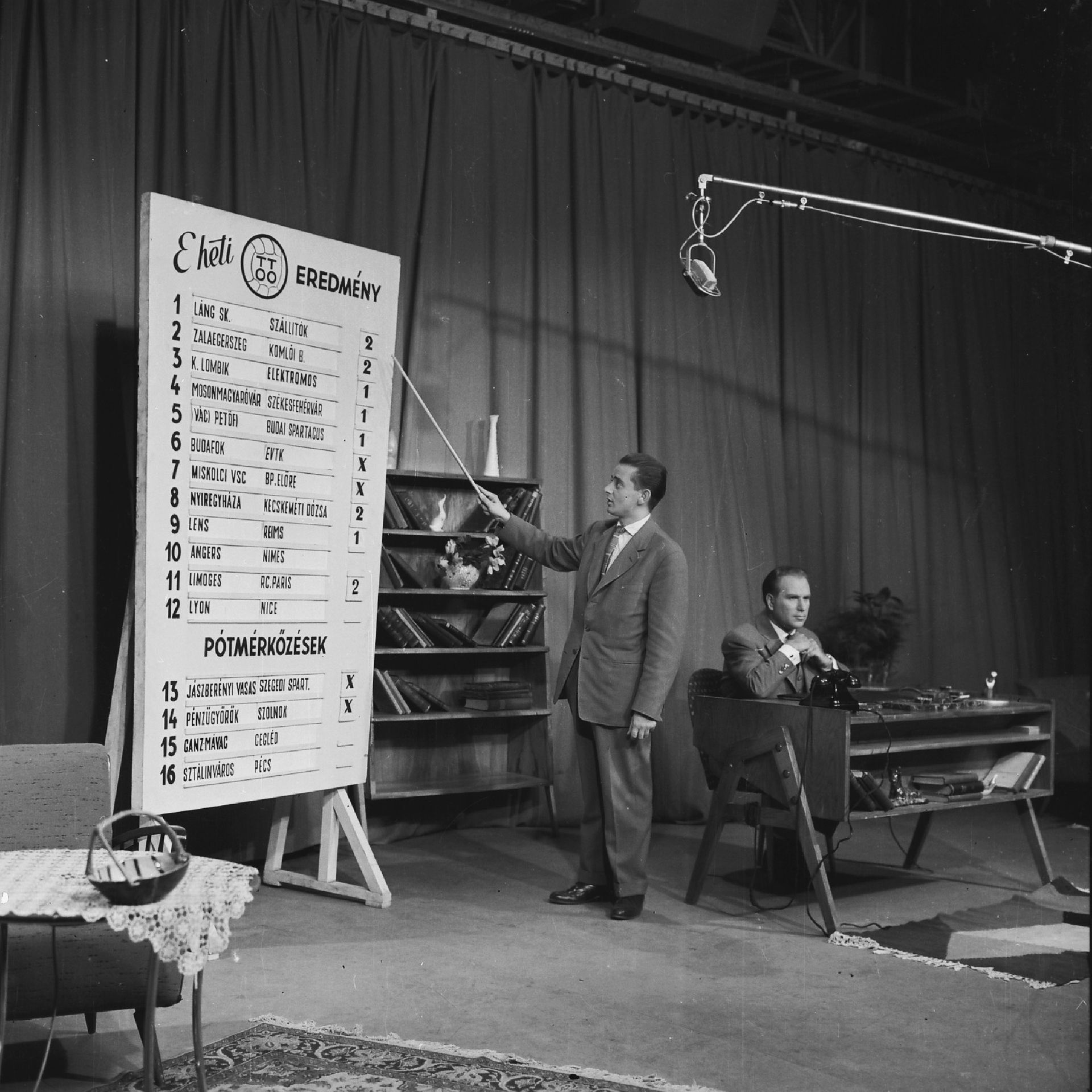 Vitár akcióban (nem ügynökként): 1960-ban Totó-eredményeket ismertet (Fotó: Fortepan/Rádió és Televízió Újság)