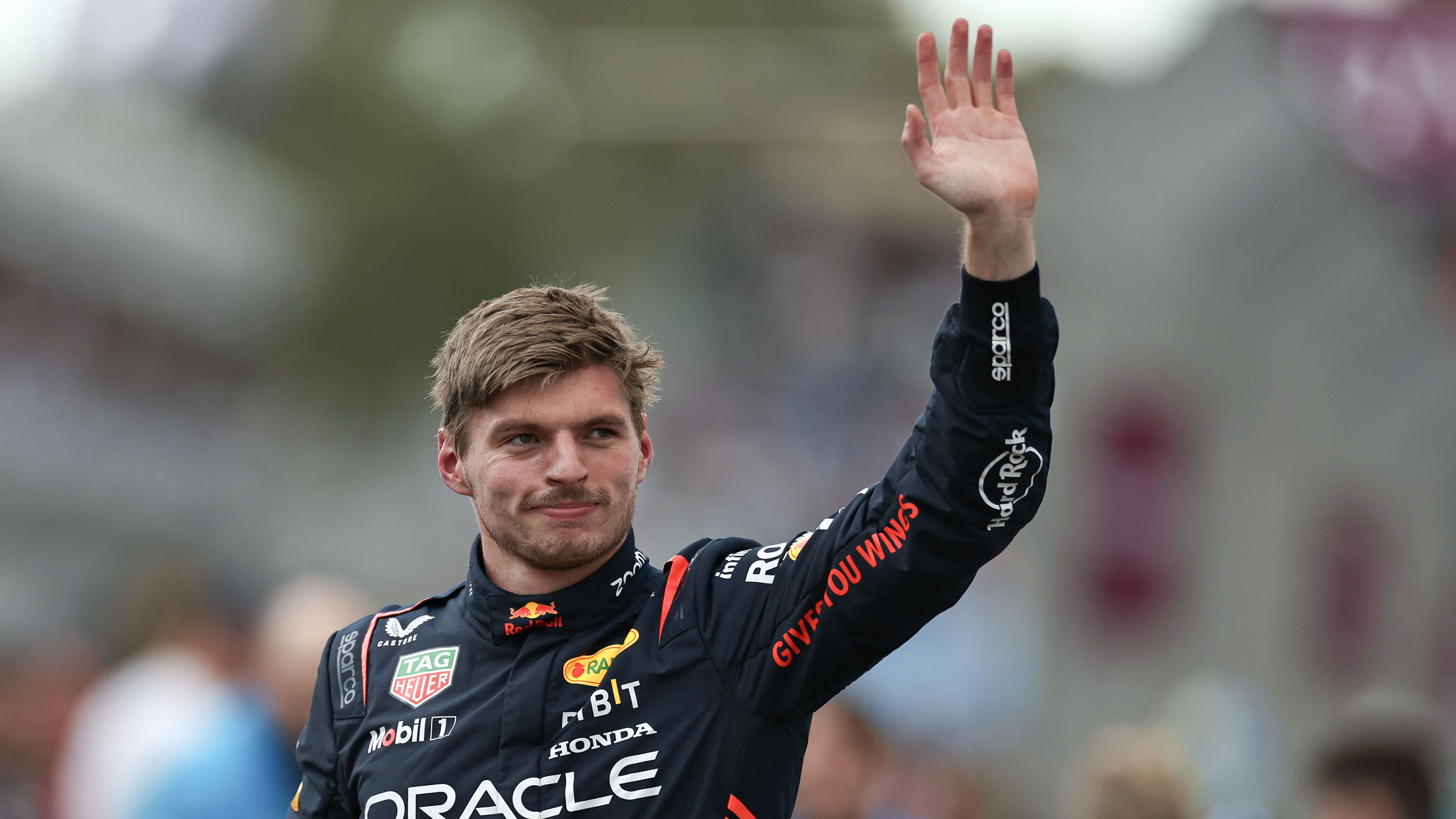 Verstappen kilépéssel fenyegetőzik; Russell interjúját hatalmas tűz szakította félbe – videóval