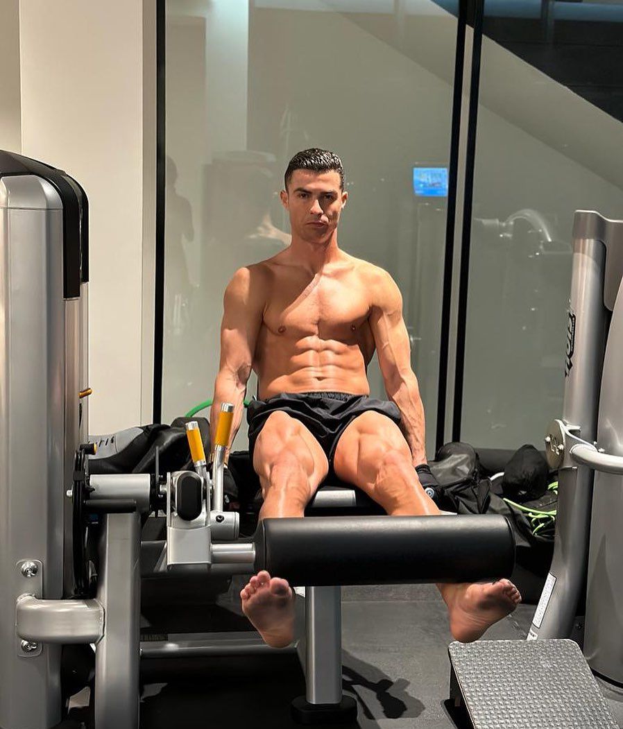 A korábbi madridi csapattárs, a híresen jó fizikai állapotban lévő Cristiano Ronaldo is elismerő szavakat írt Özil edzésvideójához/Instagram