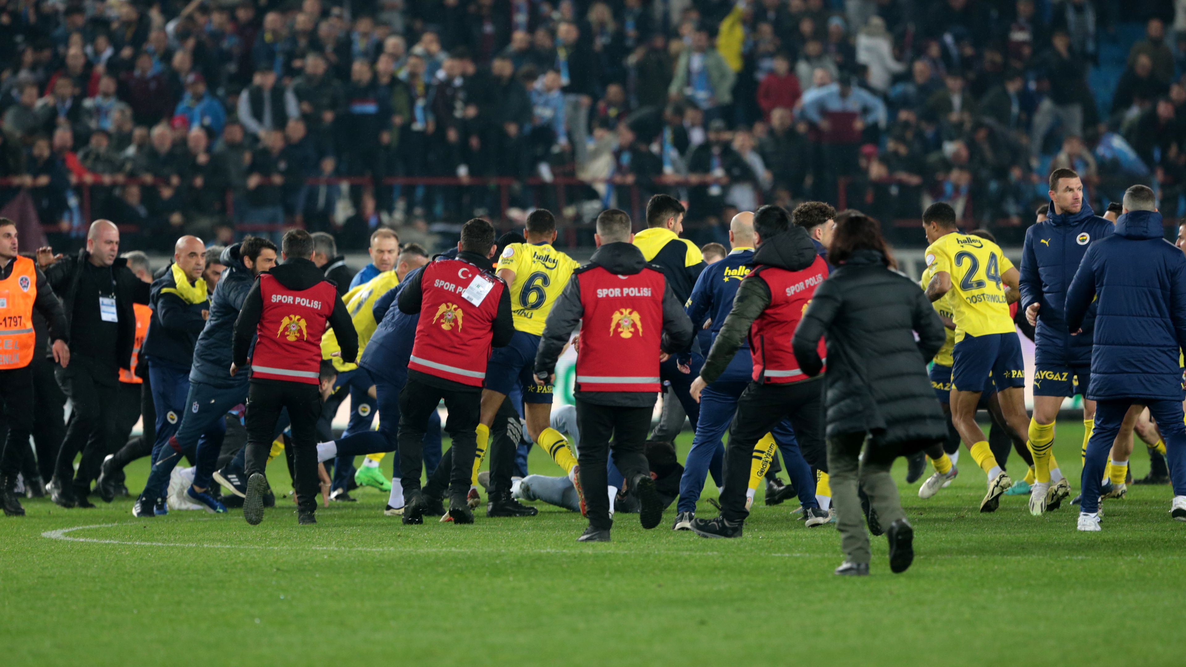 A török futball az utóbbi időben többször került a címlapokra az erőszakos  megmozdulások miatt.