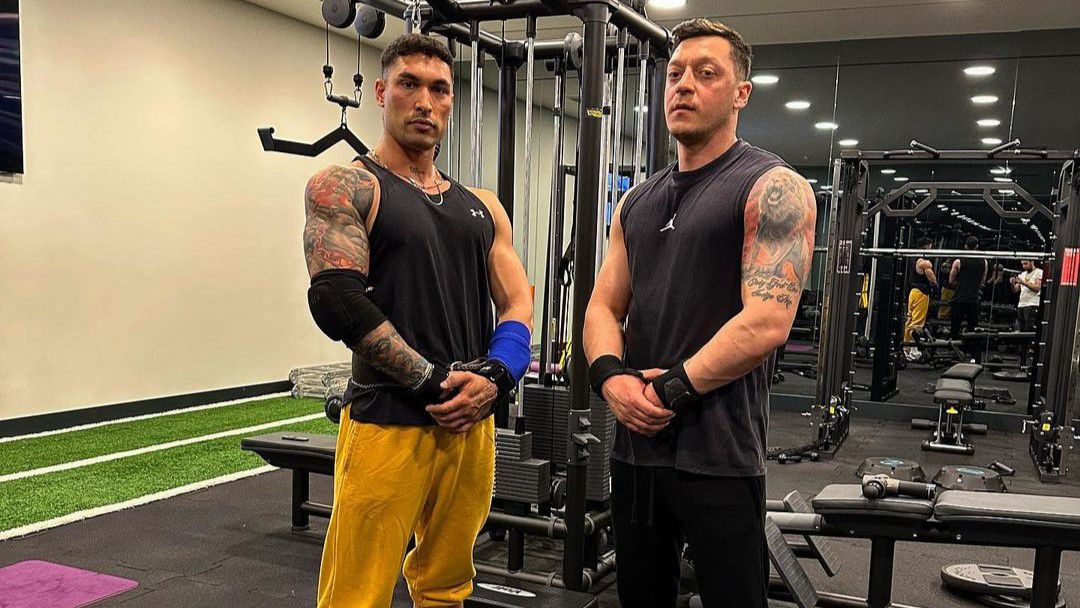 Mesut Özil (jobbra) egyre nagyobb izmai és tetoválásai is témát adnak a szurkolóknak/Instagram