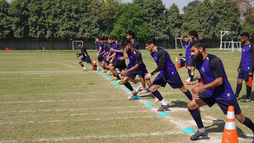 A Debrecenben tanuló és focizó pakisztáni Hamza Khan (elölről a második) hazája válogatottjával tréningezhetett