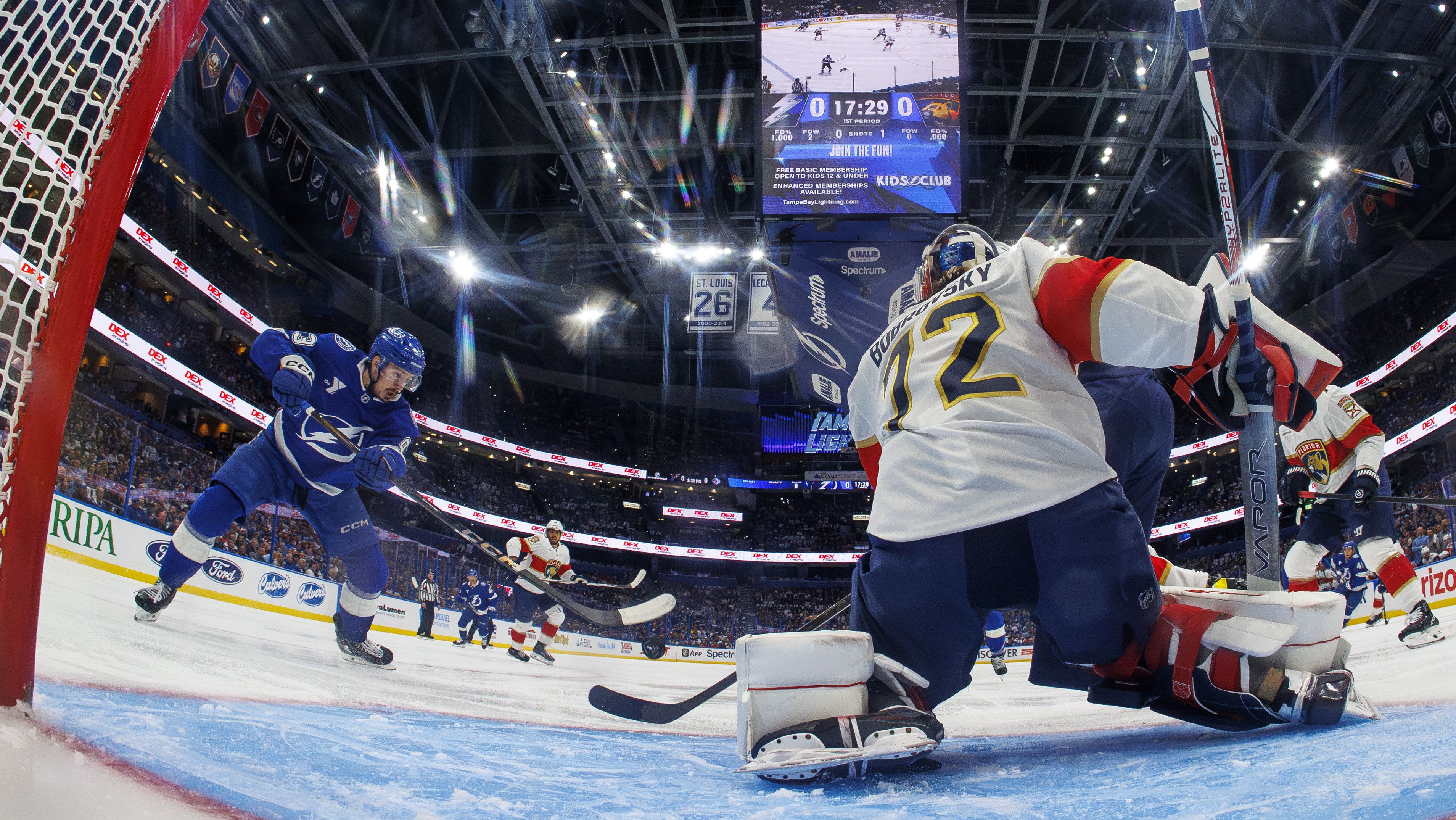 Továbbjutott a címvédő az NHL-ben