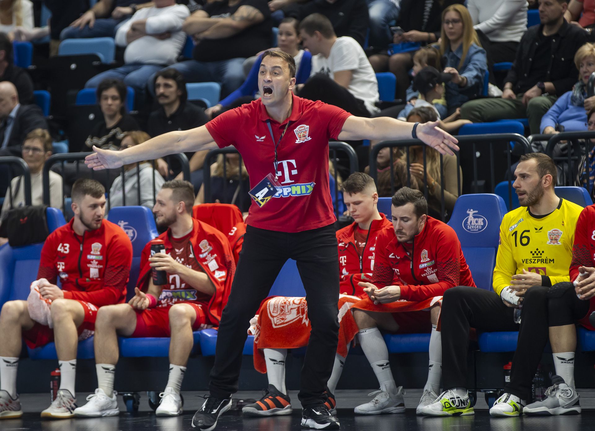 A Momir Ilics vezette Veszprém az idényben kiegyensúlyozottabb volt, mint a Szeged – ám a bajnoki döntőben ezért nem adnak aranyérmet. Fotó: Czerkl Gábor