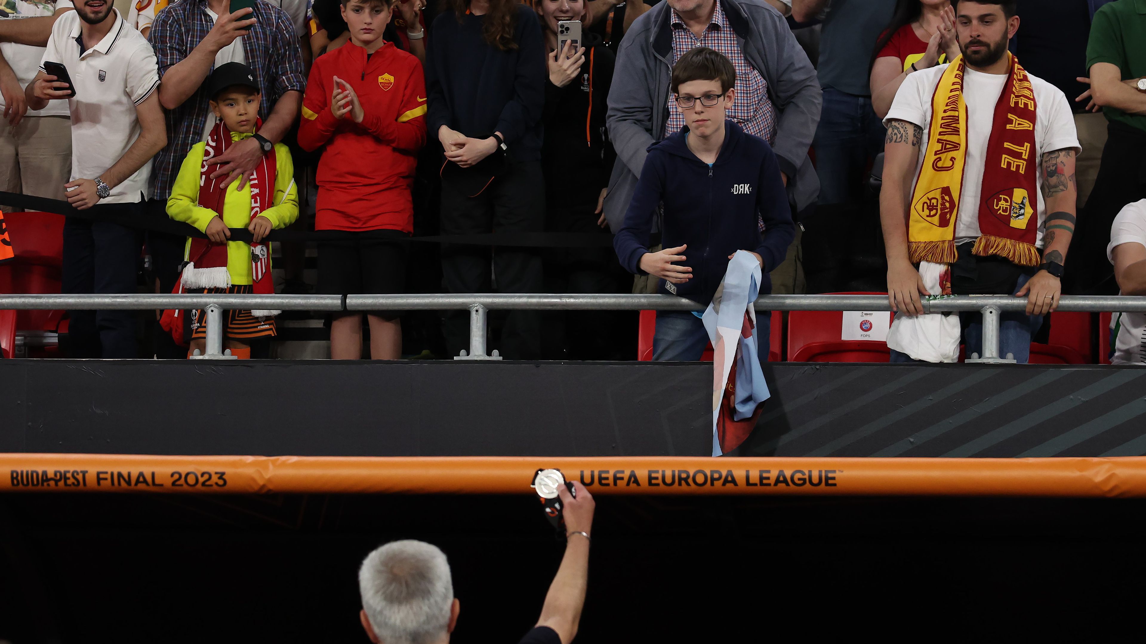 Jose Mourinho elajándékozta az ezüstérmét a Puskás Arénában
/ Fotó: Getty Images