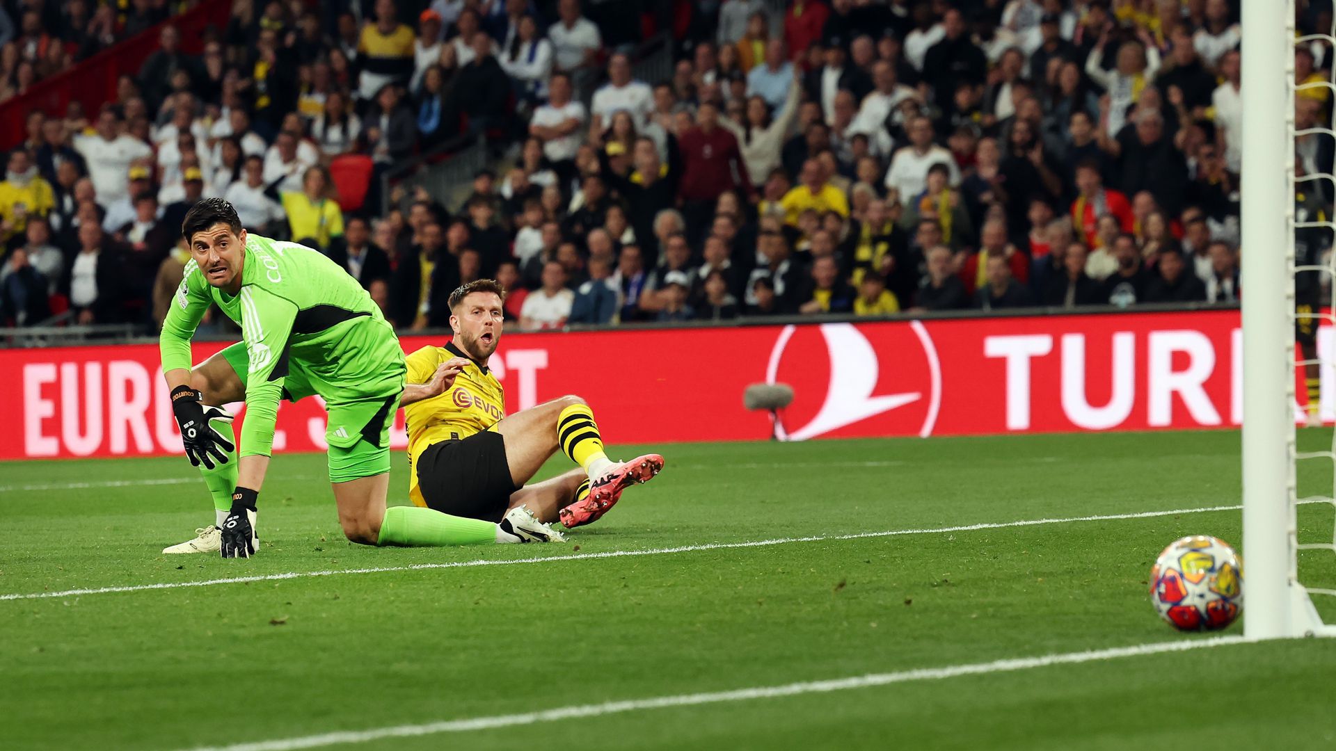 Niclas Füllkrug közel állt a gólhoz, a labda azonban a kapufa tövéről pattant vissza. (Fotó: Getty Images)