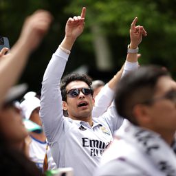 Az ősi rivális által szponzorált repülőgéppel utaztak Londonba a Real Madrid szurkolói – videóval
