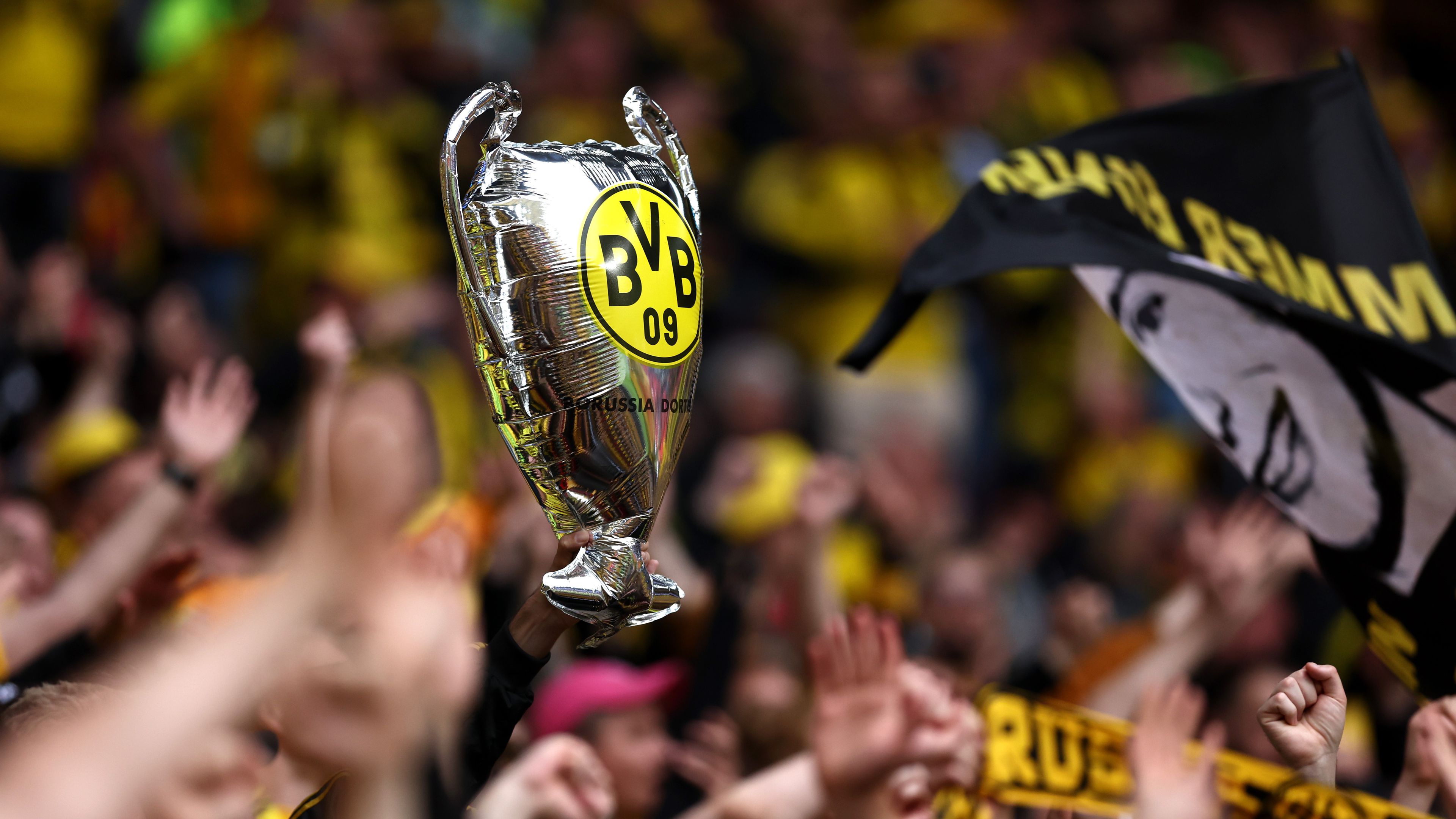 Remek hangulatban készülnek a BL-döntőre a Dortmund-szurkolók – helyszíni videókkal