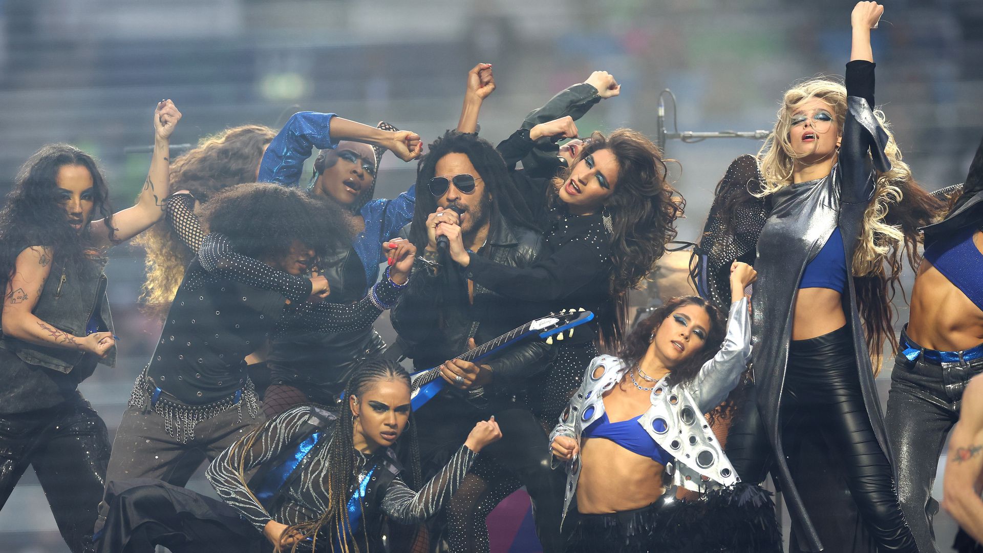 Lenny Kravitz a kezdőkörben felállított színpadon próbált hangulatot teremteni a Wembleyben. (Fotó: Getty Images)