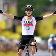 Adam Yates ikertestvérét megelőzve szerezte meg az első sárga trikót
