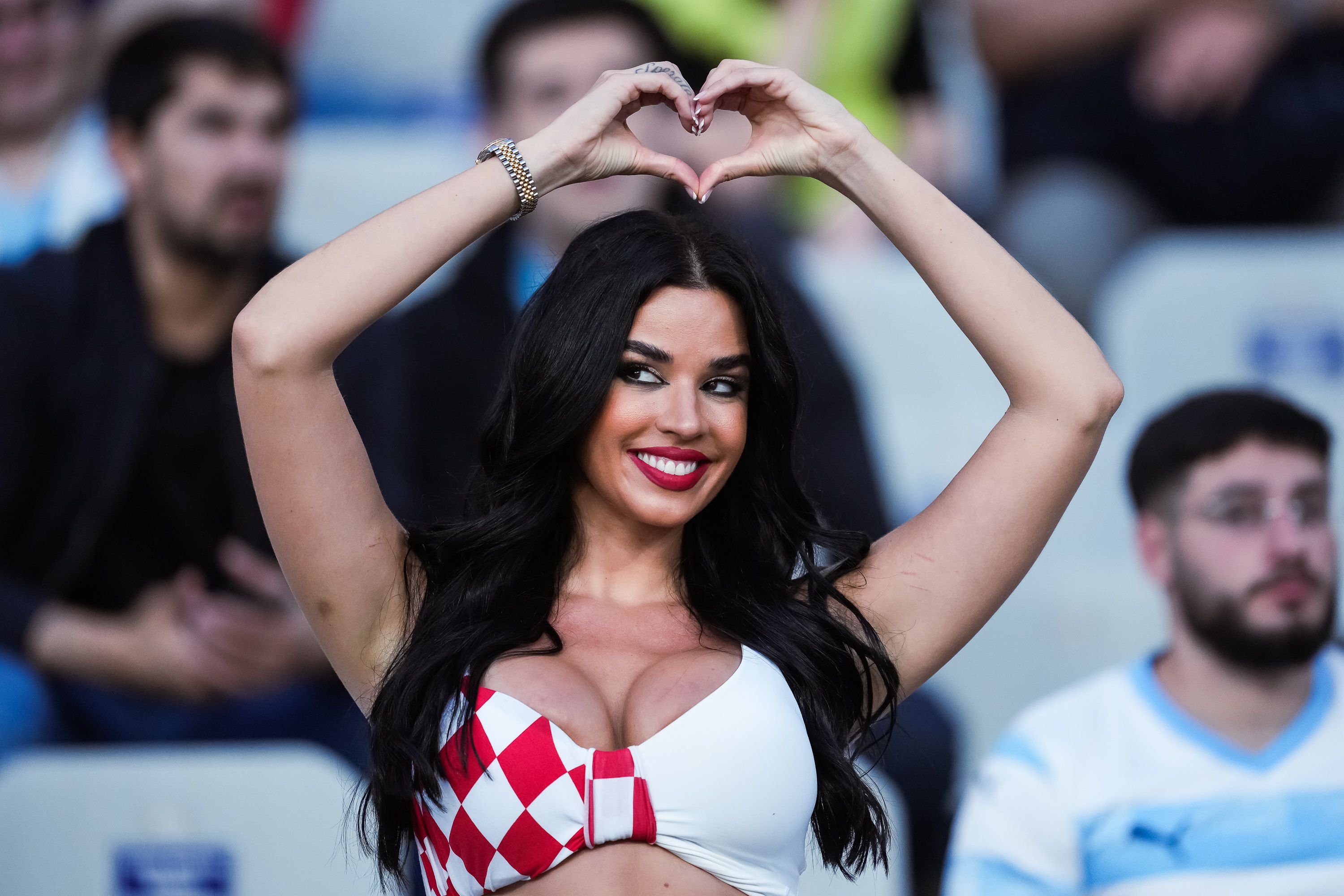 Ezúttal Görögországban mutogatja bájait a foci-vb sztárja – videóval