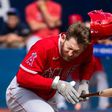 Videó: Irtózatos sebességgel csapódott a kőkemény labda a baseballos arcába