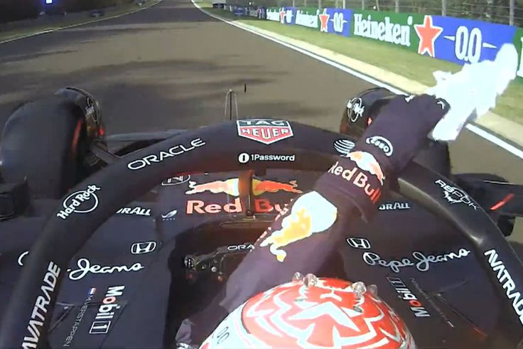 Verstappen bedobta a törölközőt, de megúszta szárazon, egy figyelmeztetéssel – videó