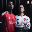 A Liverpool bemutatta új hazai és idegenbeli mezét – videóval