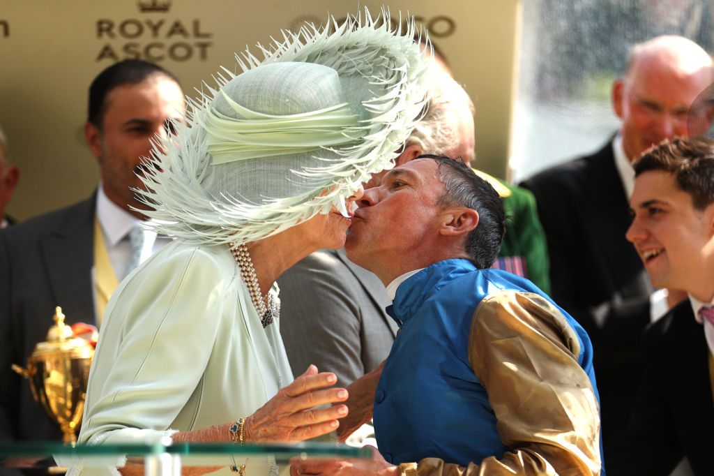 El tudja ezt hinni? Frankie III. Károly jelenlétében (szinte) szájon csókolja Kamilla királynét (Fotó: Getty Images)