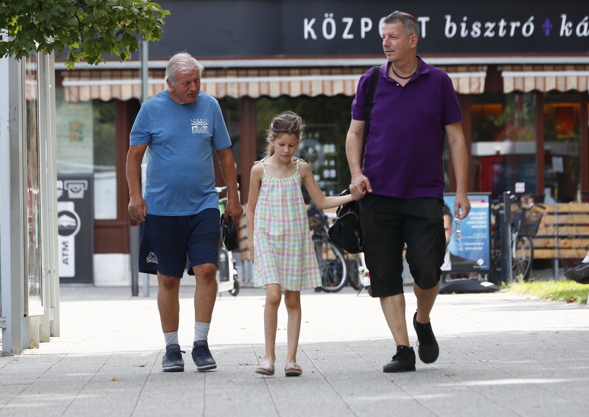 Fiával, ifjabb Dunai Edével és unokájával, Annával: örül, ha láthatja őket /Fotó: Fuszek Gábor