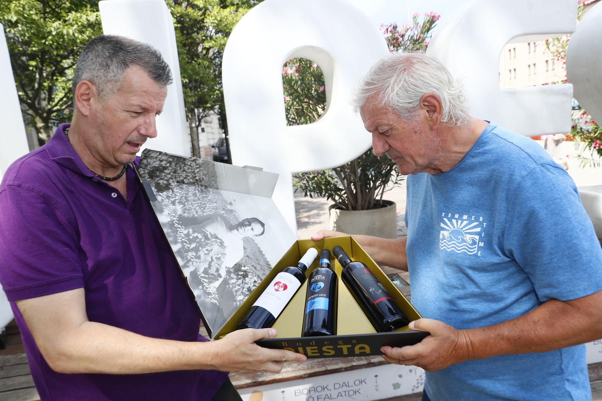 Fiával, Dunai Edével együtt bontották ki az ajándékba kapott Iniesta-borokat /Fotó: Fuszek Gábor