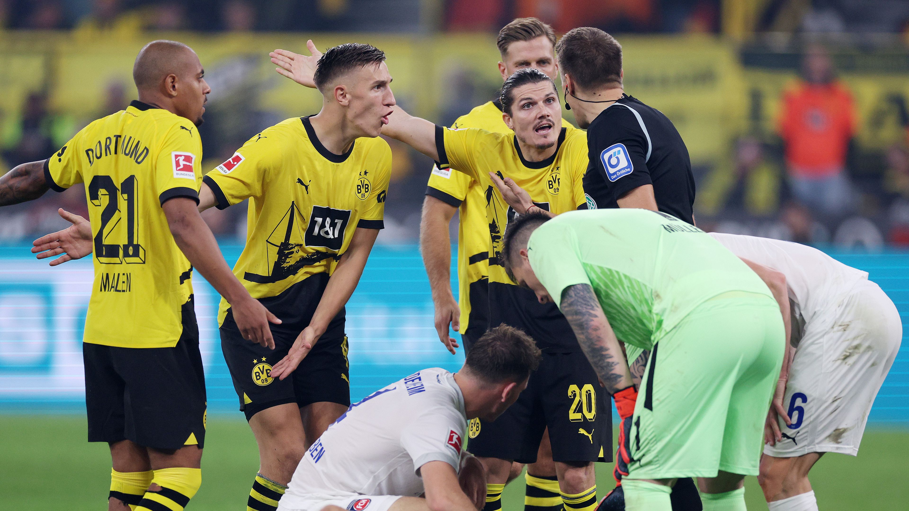 A Borussia Dortmund játékosai többször is számonkérték Tobias Reichel játékvezetőt