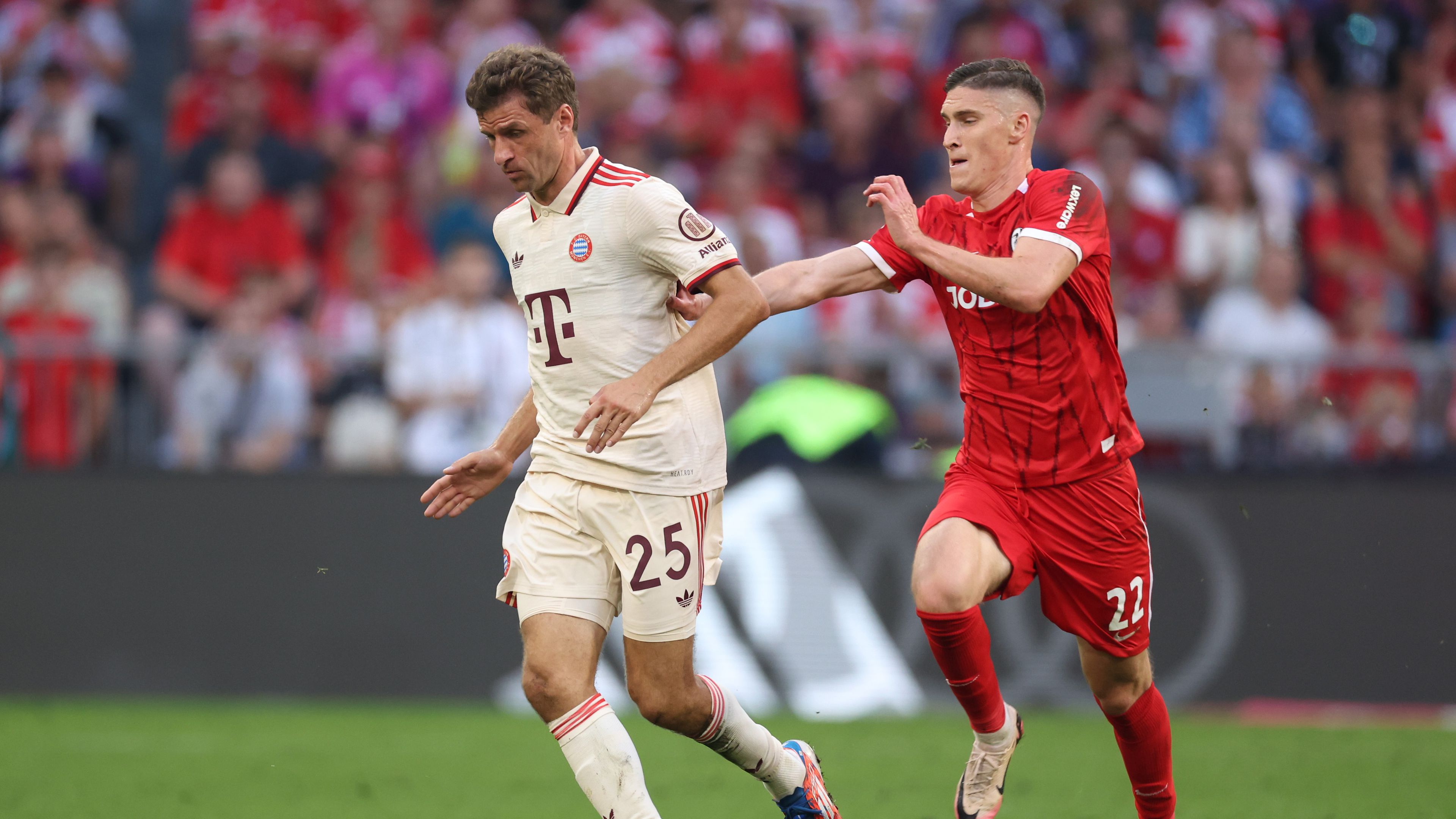 Thomas Müller rekordot döntött, Sallai Roland fél órát kapott