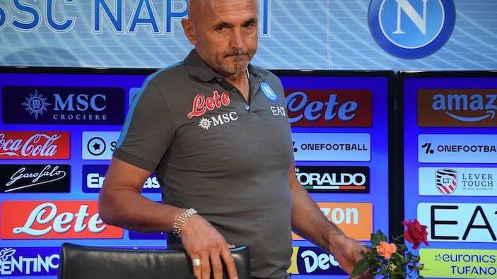 Spalletti két szál rózsát vitt a sajtótájékoztatóra (Fotó: Football Italia)